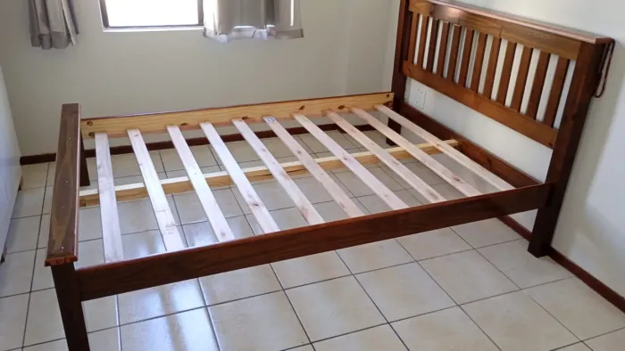 Vendo cama de madeira maciça nova