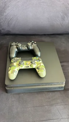 PlayStation 4 Usado + 2 Controles