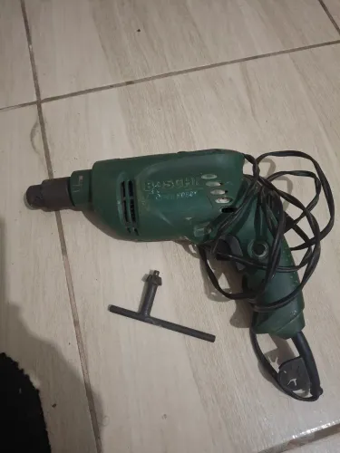 Furadeira Bosch com maleta de brocas