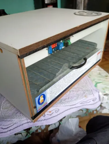 Chocadeira para 70 ovos Automática.