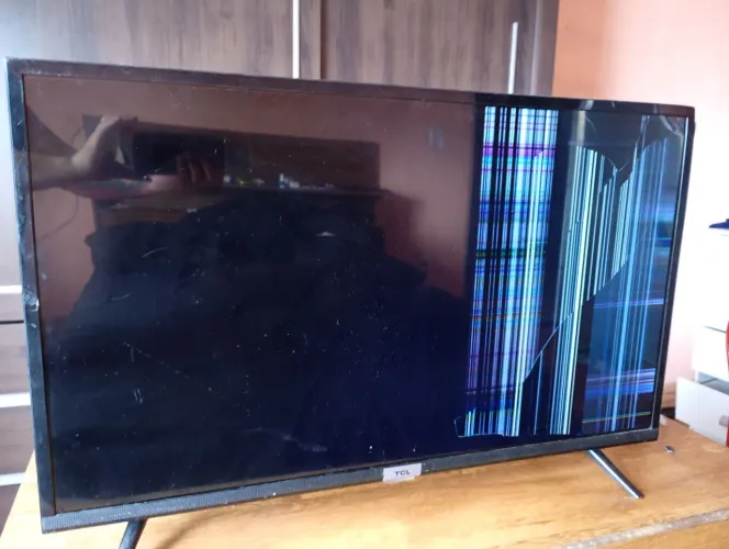 Vendo TV TCL somente com o display quebrado