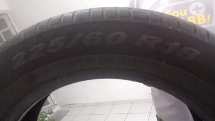 Vende-se 4 pneus semi-novos .