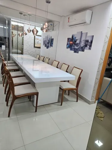 Mesa de jantar com seis cadeiras.