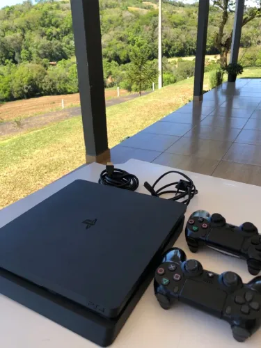 Vendo play 4 semi-novo com 2 controles