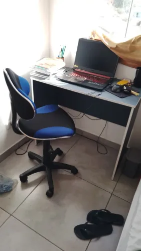 cadeira giratória para escritório e escrivaninha