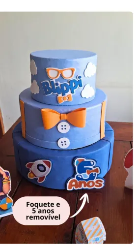 Bolo fake +5 display de mesa + 40 forminhas para doces Tema: Blippi
