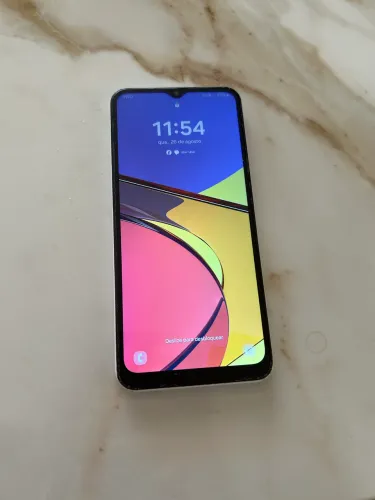 Samsung Galaxy A13 na cor branca.