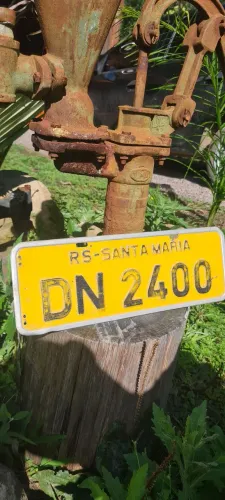 Placa amarela automotiva