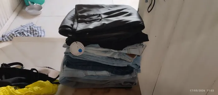 Lote com 65 peças de roupas