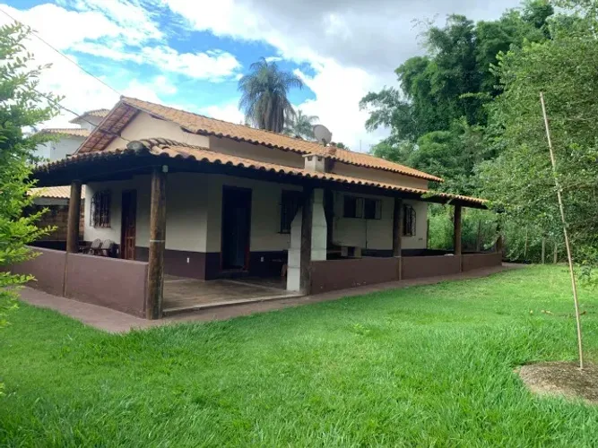 Casa em lote de 360m², churrasqueira, fogão a lenha, lote todo cercado e gramado.