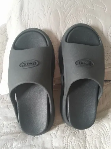 Vendo chinelo THUG NINE POUCO USADO