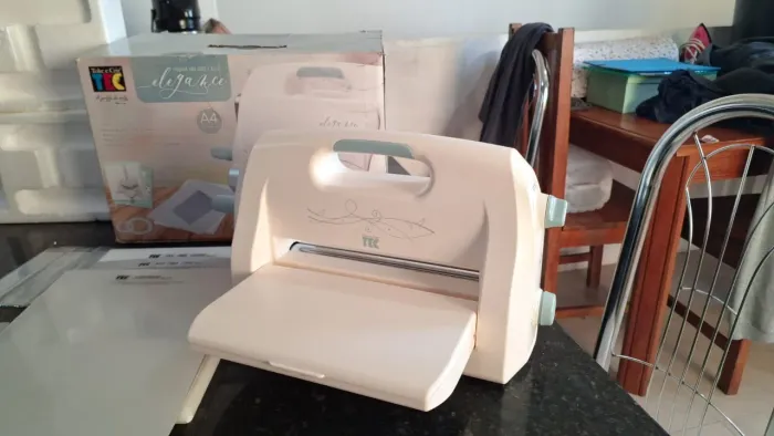 Máquina de corte e relevo 