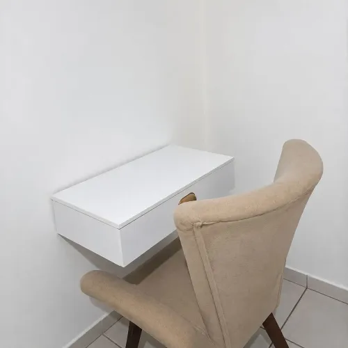 Penteadeira Suspensa + Cadeira Estofada - R$ 380