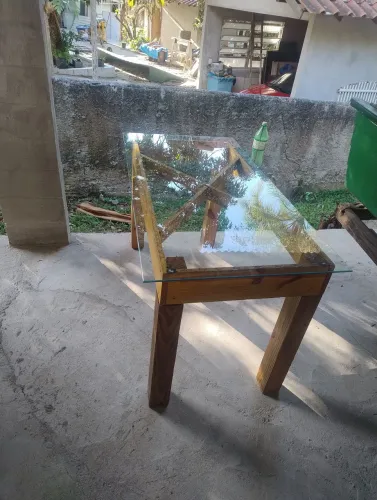 Mesa rústica com tampo de vidro