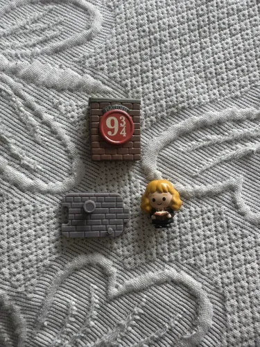 kit com 2 minifiguras da cacau show plataforma harry potter hermione e placa da plataforma