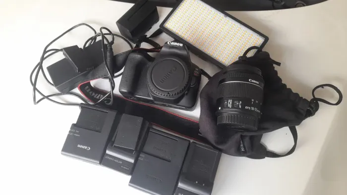 Camera Canon Eos Rebel SL2 + Lente 18-55mm + 3 Baterias. Completa seminovo