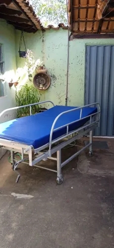 Cama hospitalar articulada usada com colchão