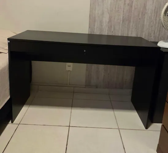 MESA PARA COMPUTADOR/ QUARTO PRETA