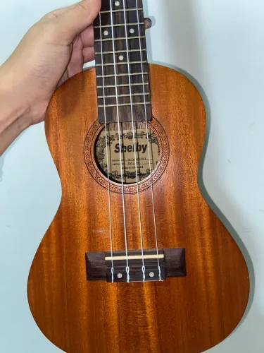 Ukulele Shelby leve, charmoso e com um som incrível