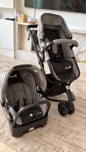 Carrinho Safety 1 com bebê conforto