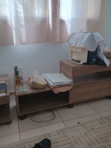 01 Rack de madeira com Painel de TV ótimo estado de conservação