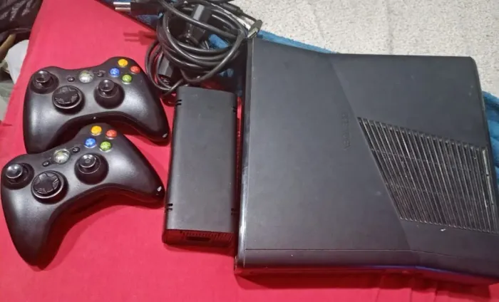 Xbox 360 Slim 4GB + 2 Controles + GTA San Andreas