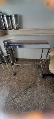 Mesa auxiliar hospitalar 100% aço inox