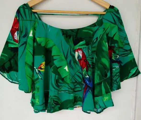 blusa verde tipo cropped