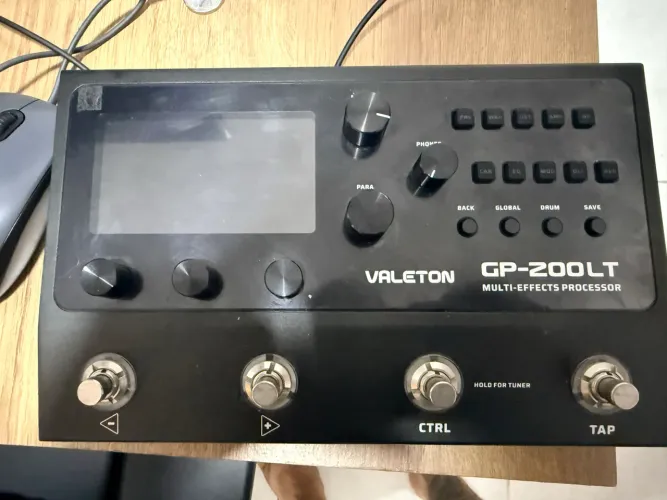 Pedaleira multi efeito - Valeton GP200 LT