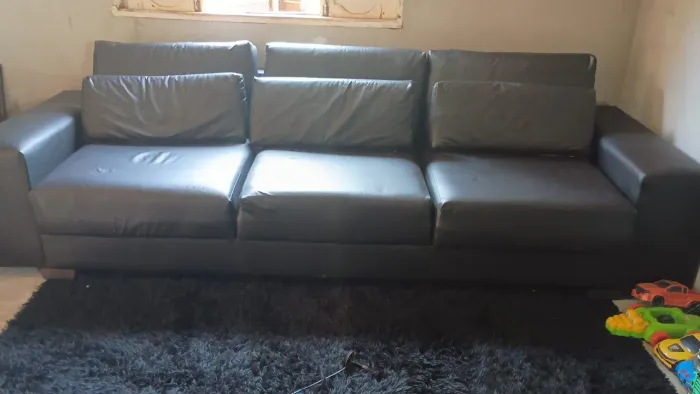 Sofá seminovo não gostei pois ficou muito grande na minha sala bem pouco tempo de uso