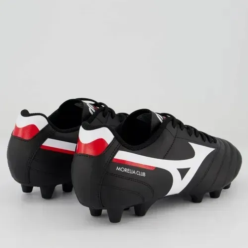 Chuteira Campo Mizuno Morelia Club MD, na cor preta com detalhes em branco e vermelho.