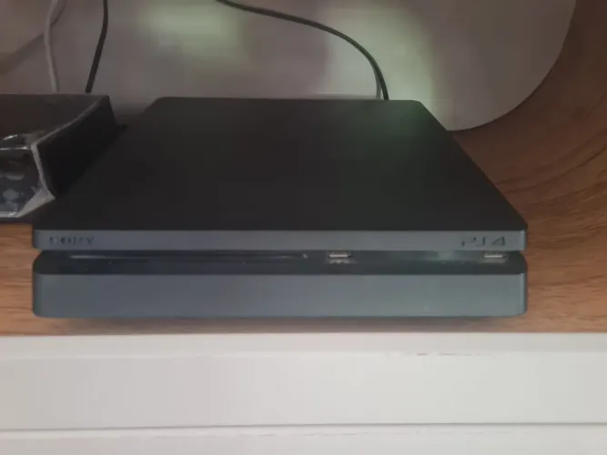 PS4 Slim 1TB versão desbloqueavel 13.52 e muito bem conservado