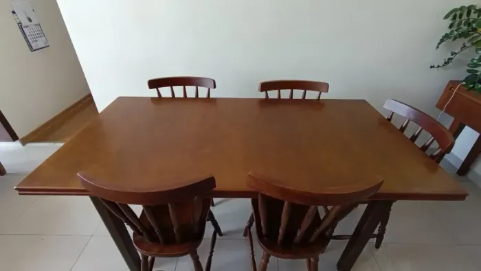 Mesa de Jantar de Madeira