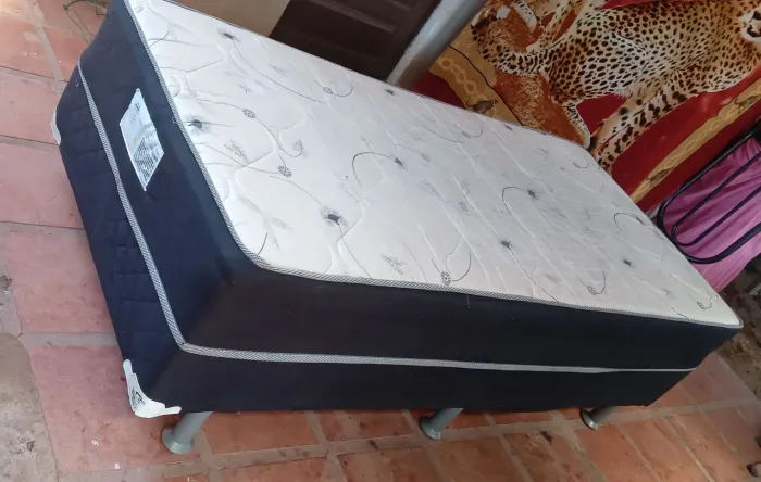 CAMA BOX DE SOLTEIRO DE MOLAS