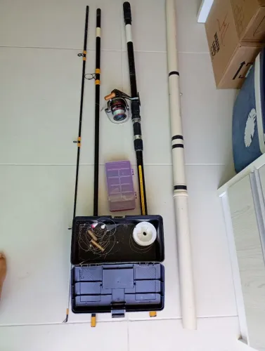 Vara de pesca com molinete