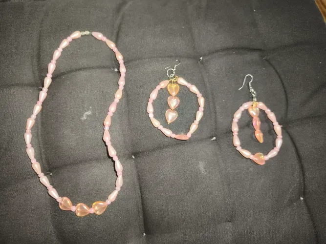 Kit cordão e brincos rosa de coração