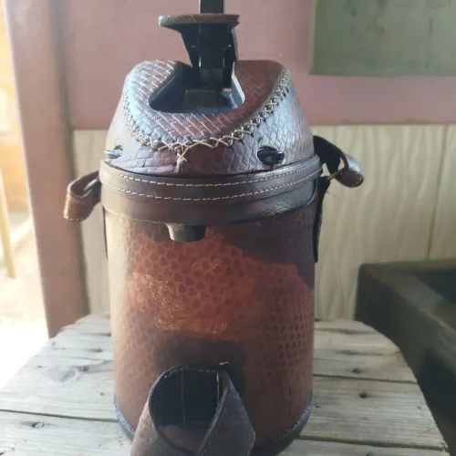 Vende-se essa garrafa térmica 
