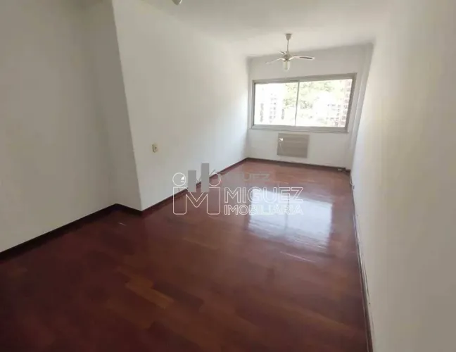Apartamento a venda Av Maracanã - Sala, 2 quartos, 1 banheiro social, cozinha, dependência