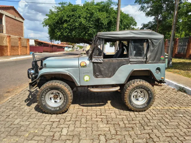 Willys Overland Jeep 2.6 12V Gasolina 2P 1982