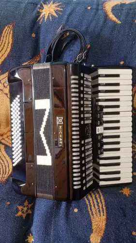 Vendo acordeon 80 baixos , aceito troca *