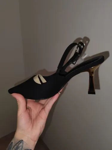 Scarpin bico fino salto alto