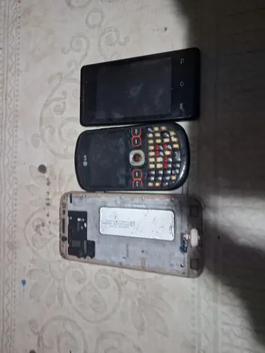 Lote com 3 celulares para retirada de peças