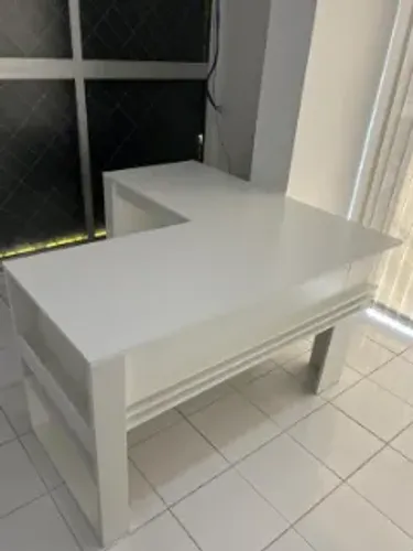Mesa em L branca