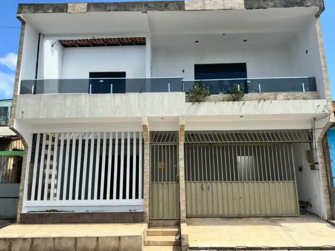 Casa de 2º pavimentos - 3 suítes - 2 vagas de garagem - 450m² - Sideral - Belém/PA.