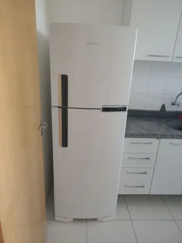 Geladeira Brastemp Frost Free branca (375 L), modelo BRM44