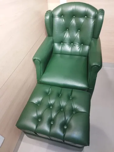 Poltrona Yara com puff verde musgo