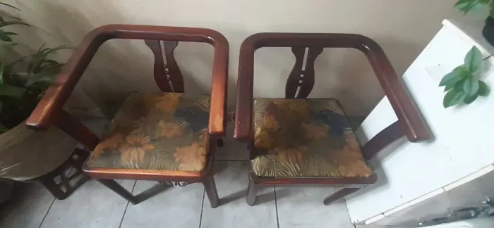 jogo de antiga namoradeira em mogno ,obs: precisa de alguns reparos minimos