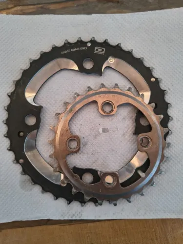 Jogo de 2 coroas Shimano Dyna-Sys 10 velocidades: externa preta (HG-X) e intermediária pra