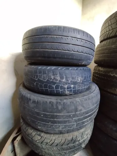 Vendo pneus usados de caminhão e carro