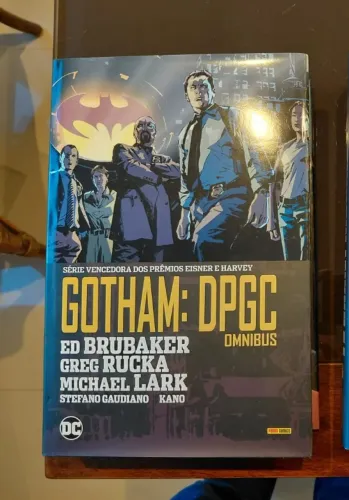 HQ Omnibus Gothan DPGC de Ed Brubaker Panini